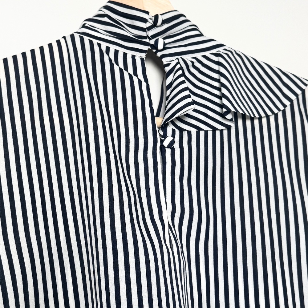 Banana Republic Classic Tie Neck Ruffle Stripe Dark Navy Sleeveless Top Sz M - Picture 6 of 8
